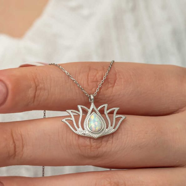 %title% - Gümüş Beyaz Opal Taşlı Lotus Kadın Kolye
