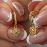 gumus-sallantili-gold-minimal-cicek-kadin-kupe-sallantl-kpeler-gumush-52451-88-B